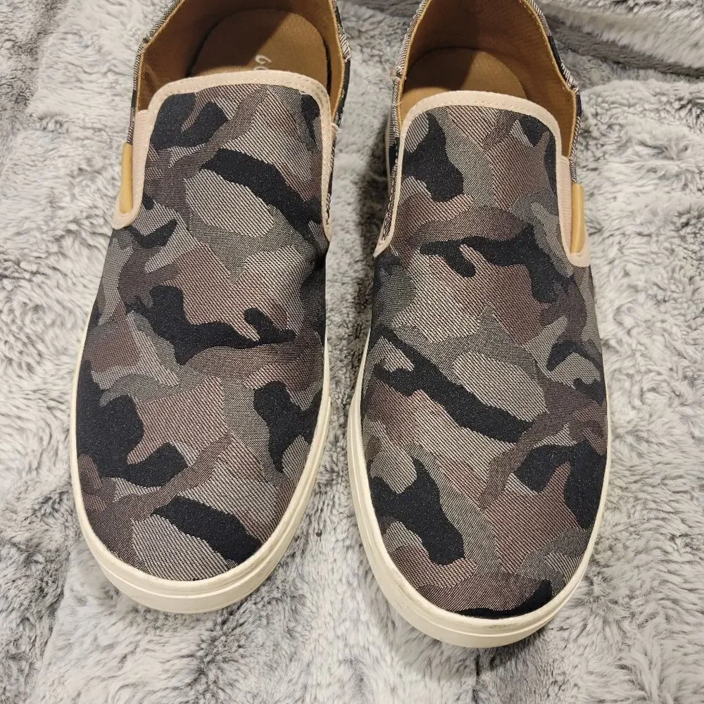 OluKai Pehuea camo slip on, size 11